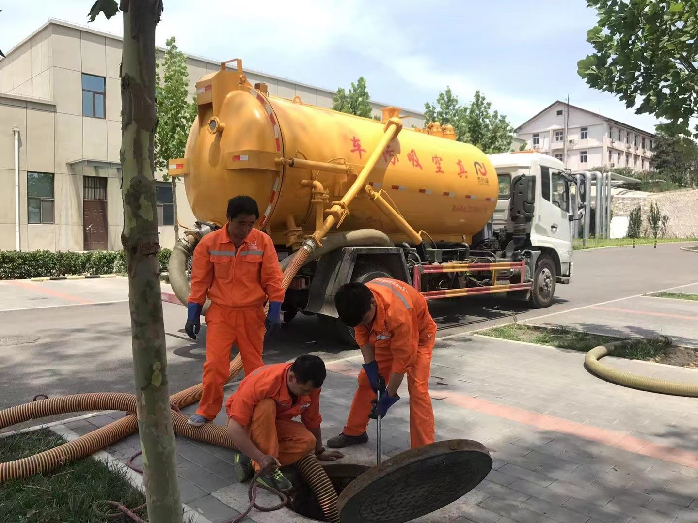 南部管道疏通车停在窨井附近