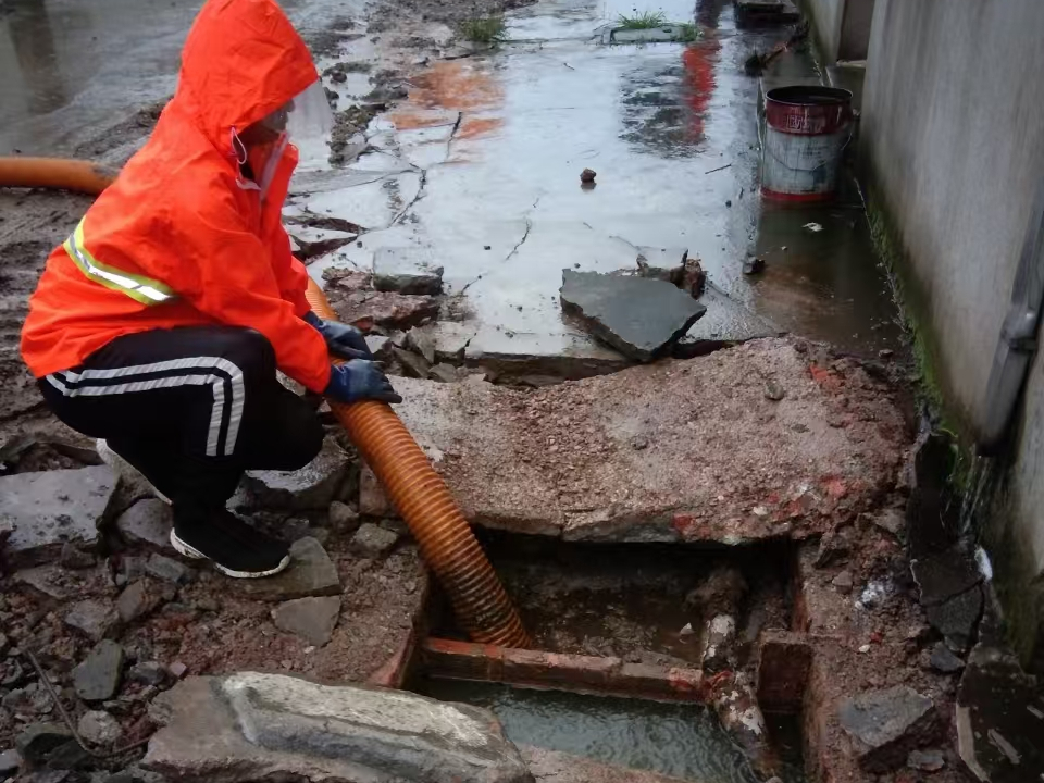 南部专业清理污水池 炜誉市政以规范流程守护城市 “肠道”